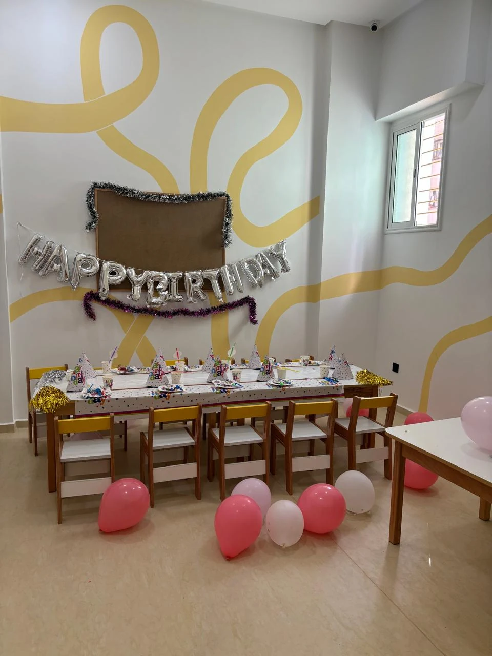 La salle de Ptichou préparée pour un anniversaire.