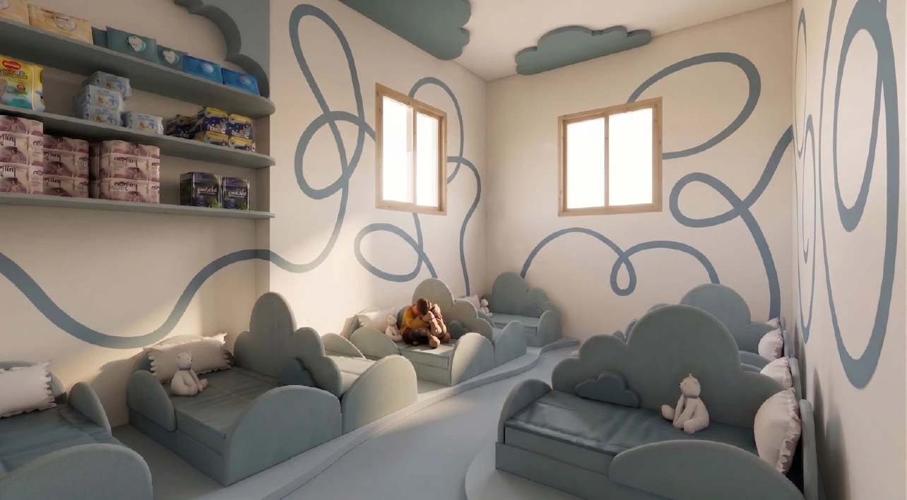 Vue complète de la pièce bleue avec petits lits en forme de nuages, coussins, peluches et fenêtres.